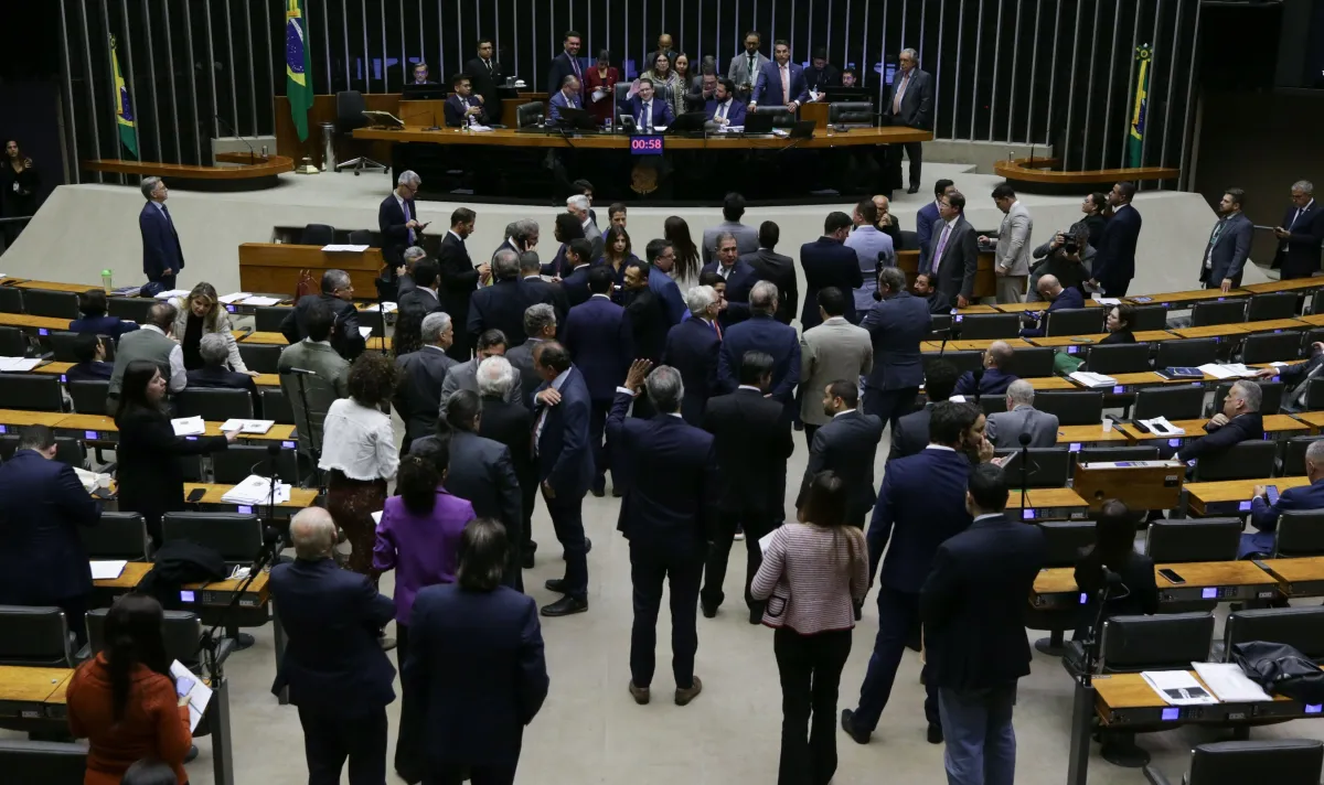 Câmara avalia punição expressa a "rebeldes" que ocuparem presidência Cúpula estuda criação de dispositivo que altera regimento para pena imediata a deputado que se sentar na Mesa Diretora para obstruir trabalhos