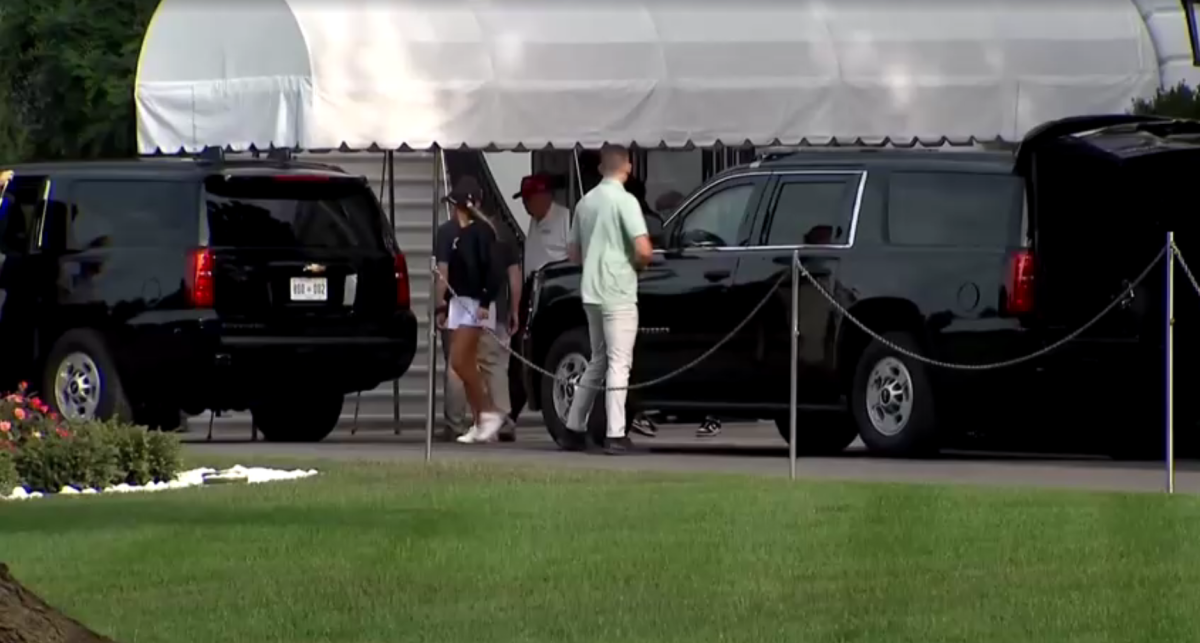 Trump joga golfe nos EUA após ser alvo de fake news sobre morte Presidente americano foi visto pelo pool de repórteres da Casa Branca ao embarcar no comboio presidencial para jogar golfe em seu campo privado, na Virgínia, neste fim de semana de feriado do