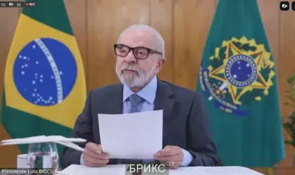 Lula critica "chantagem tarifária" em cúpula virtual do Brics Presidente acrescentou que sanções secundárias restringem a liberdade de fortalecer o comércio com outros países