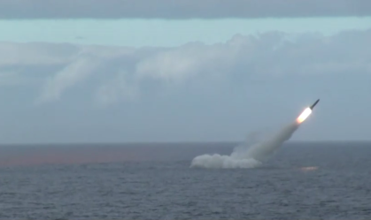 Submarinos nucleares da Rússia lançam mísseis em exercícios navais Manobras tiveram como objetivo ensaiar a defesa das "comunicações marítimas", segundo o Ministério da Defesa do país