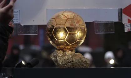 Bola de Ouro 2025: saiba quem são os apresentadores do evento Cerimônia em Paris conta com lenda holandesa e renomada jornalista britânica