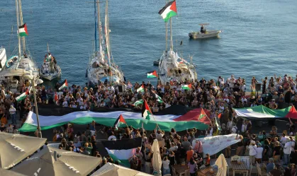 Itália e Espanha enviam navios para ajudar flotilha de ajuda a Gaza Flotilha Global Sumud para Gaza diz ter sido atacada ao tentar romper bloqueio naval de Israel no território palestino