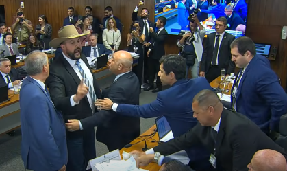 Discussão entre Zé Trovão e advogado de "Careca do INSS" suspende sessão Confusão começou quando o relator da comissão, deputado Alfredo Gaspar (União-AL), disse que o empresário Antônio Carlos Camilo Antunes era o "autor do maior roubo aos aposentados e 