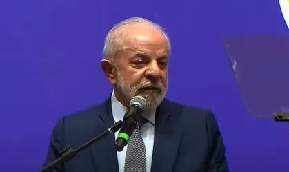Lula exalta papel da mulher e diz que levará Janja para encontro com Trump Primeira-dama fez sinal negativo com a mão, ao que presidente respondeu: "Eu quero que ele [Trump] veja"