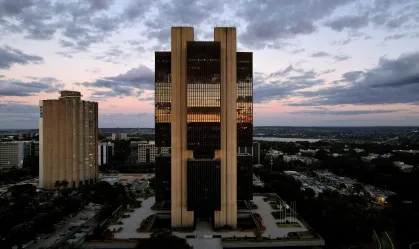 Política monetária segue levando aos "efeitos esperados", diz diretor do BC Nos últimos meses, mercado discutiu potência da política monetária enquanto atividade permaneceu resiliente em meio a juros restritivos