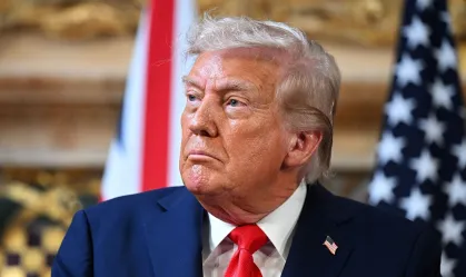 Trump: Muitos funcionários serão demitidos caso haja paralisação no governo Os Estados Unidos se preparam nesta terça-feira (30) para uma paralisação do governo, caso o Congresso não aprove o Orçamento para o ano fiscal de 2026