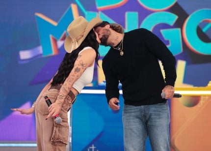Ana Castela e Zé Felipe trocam beijos e pai da cantora dispara: “Que melação!” O momento divertido foi registrado por João Victor, amigo de Zé Felipe, e compartilhado nas redes sociais