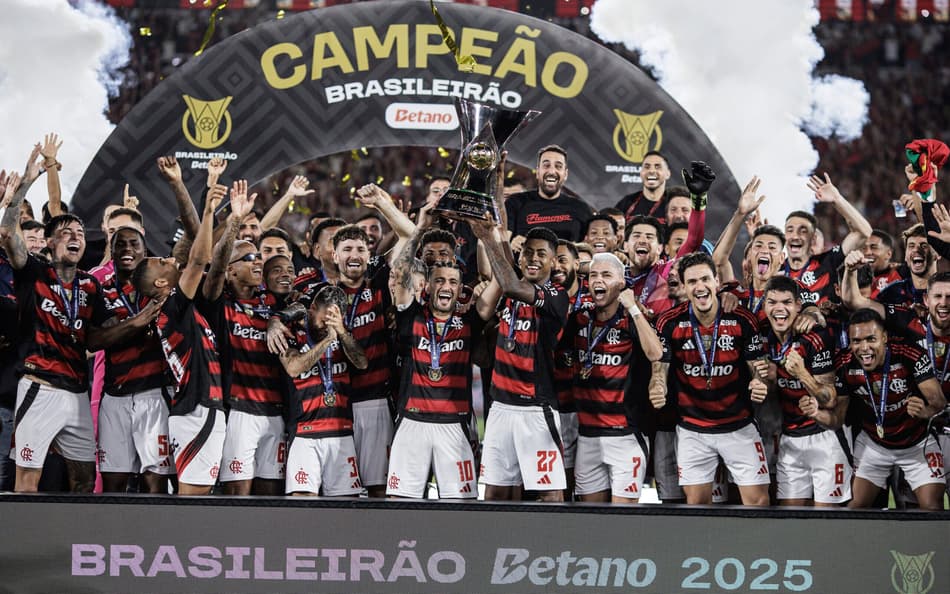 Do Santos ao Flamengo: veja os clubes que venceram Libertadores e Brasileiro na mesma temporada
