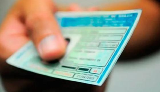 Multas de trânsito passam a financiar CNH gratuita para pessoas de baixa renda Estados poderão oferecer CNH sem custo para famílias de baixa renda usando verba das multas