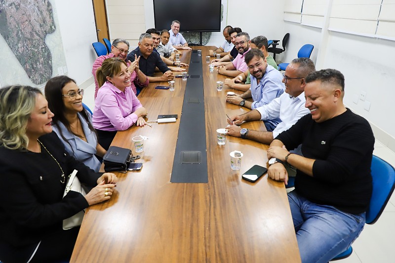 Após um ano de isolamento, prefeita de VG consegue reunir 14 vereadores Em busca de apoio, Flávia Moretti convoca reunião inédita com 14 vereadores