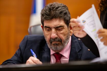 Lei de autoria do Dr. João permite uso de inteligência artificial para identificar sinais de depressão e risco de suicídio nas redes sociais Nova norma amplia política estadual de saúde mental e busca fortalecer ações de prevenção, especialmente entre cri