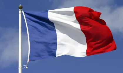 França reforça segurança em Paris após atentado frustrado a banco americano Suspeitos incluem três adolescentes; autoridades temem que conflito com Irã inspire novos ataques no país