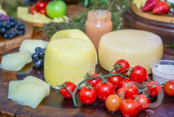 Brasil começa a importar queijo bem mais barato após acordo Mercosul–UE;
