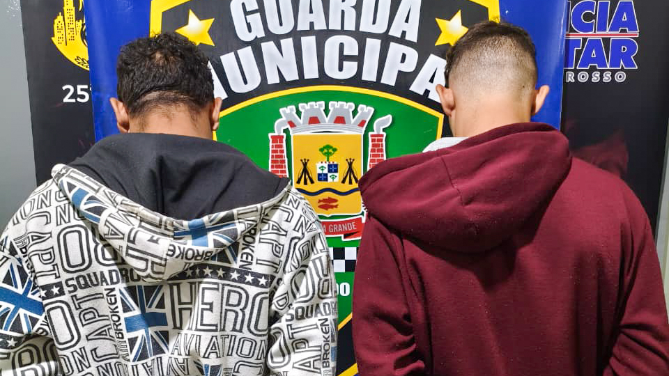 SEGURANÇA PÚBLICA  Suspeitos tentaram fugir da abordagem entrando em um motel da região; motocicleta com licenciamento atrasado foi apreendida