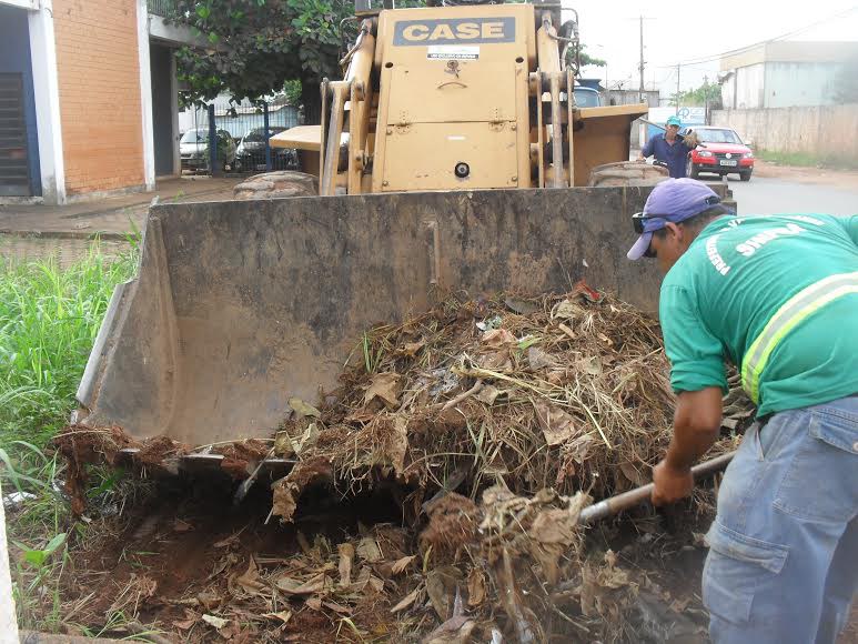 Equipes da Prefeitura realizam limpeza, poda, sinalização viária, implantação de quebra-molas e modernização da iluminação pública em diversas regiões do Município