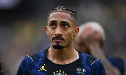 Raphinha está sem dores e não deve ser cortado da Seleção Brasileira Atacante deixou jogo contra o Haiti com dores na coxa direita, mas não apresenta incômodo após avaliação médica, segundo fontes da CNN