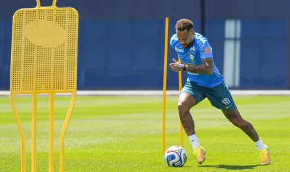 Projetado por Ancelotti para Brasil x Escócia, Neymar participa de treino Técnico já havia confirmado nesta sexta (19) que camisa 10 deve ficar à disposição para a última rodada da fase de grupos