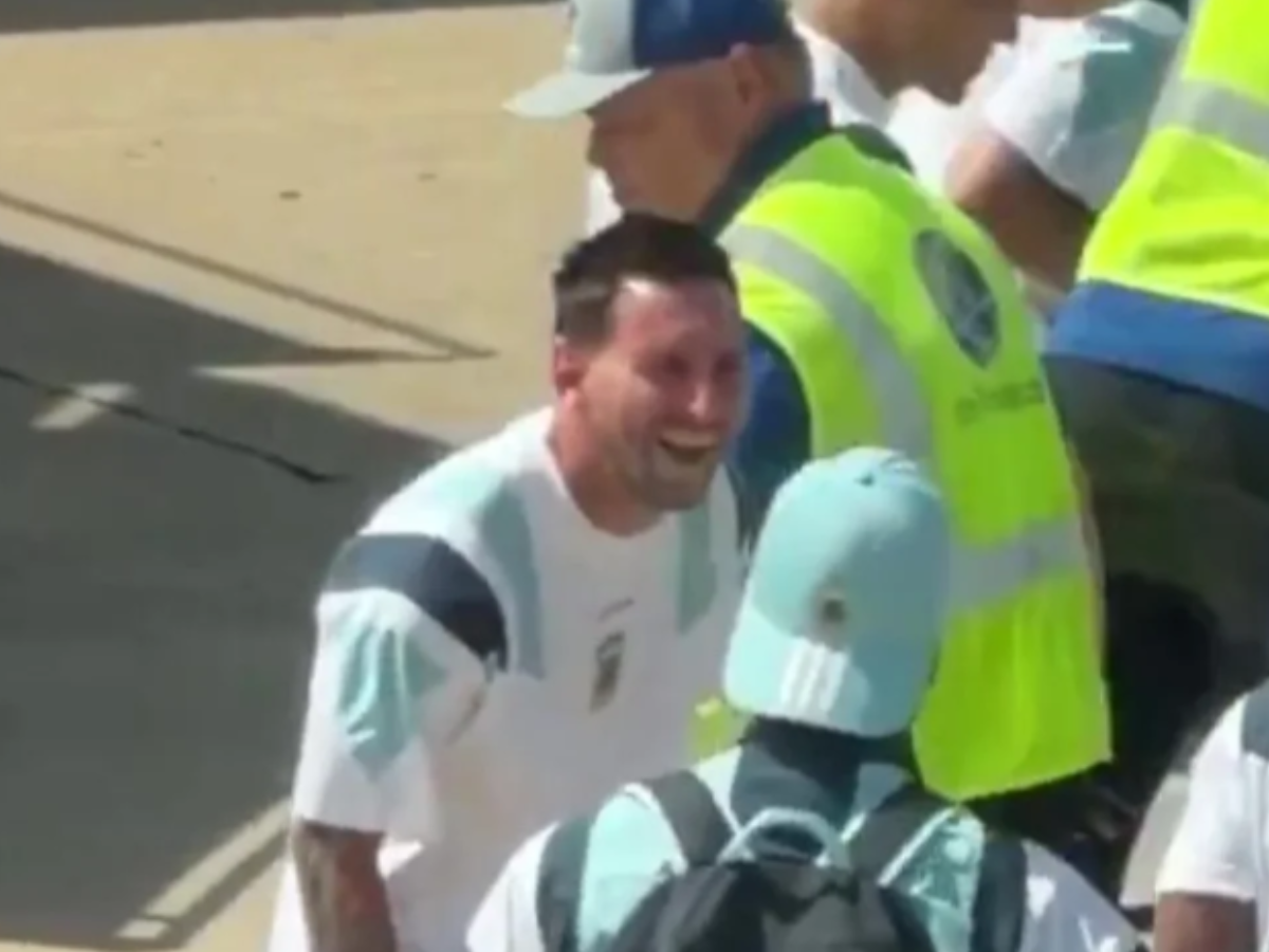 Messi é revistado em aeroporto nos EUA e reação divertida viraliza nas redes Craque argentino protagonizou momento descontraído durante procedimento de segurança em Miami