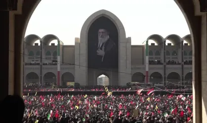 Milhares de iranianos comparecem ao funeral do líder supremo Ali Khamenei Corpo do aiatolá assassinado no início da guerra com Estados Unidos e Israel foi levado a um palco ao ar livre para visita do público em Teerã