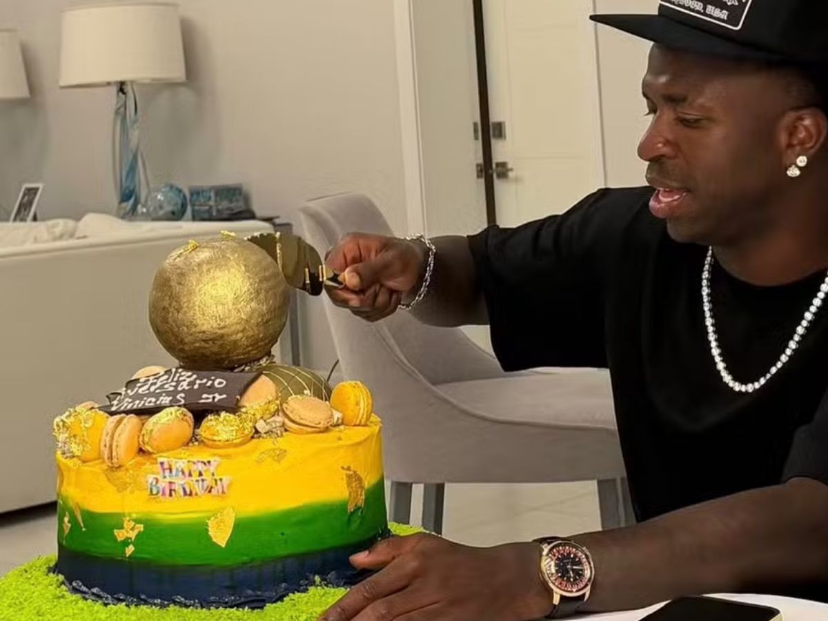 Vini Jr. agradece felicitações pelos 26 anos durante viagem pela Itália com Virginia Atacante do Real Madrid celebrou o aniversário em um iate na Costa Smeralda, onde também está Virginia Fonseca