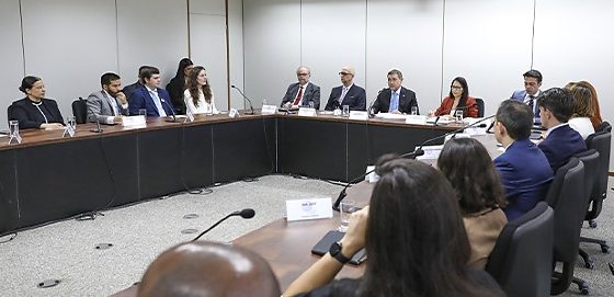 TSE fecha acordo com redes sociais e IA para blindar eleições TSE une gigantes da tecnologia contra fake news em 2026