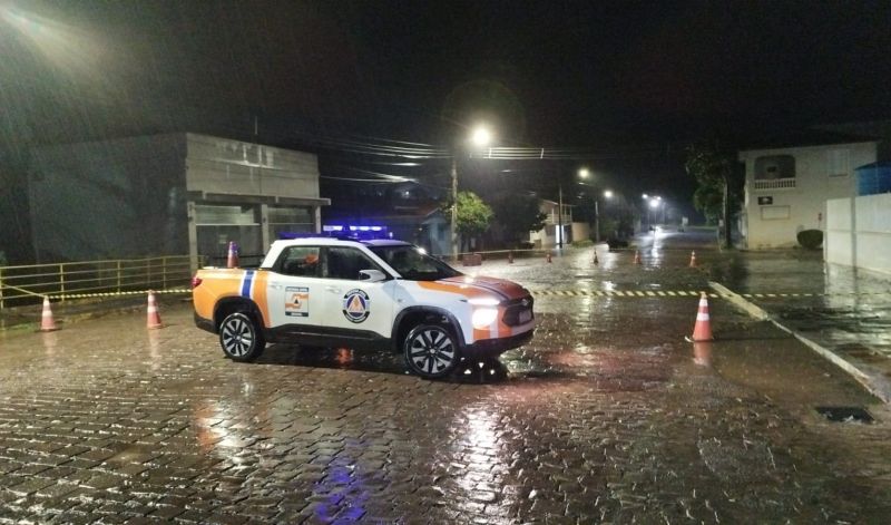 Defesa Civil Municipal interdita via urbana no bairro Curtume Parte do pavimento de paralelepípedos e do passeio público na rua Carlo Termignoni cedeu, abrindo uma cratera ao lado da famosa "Ponte do Curtume"